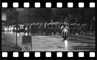 Women's pelaton in the pouring rain 2008 -a